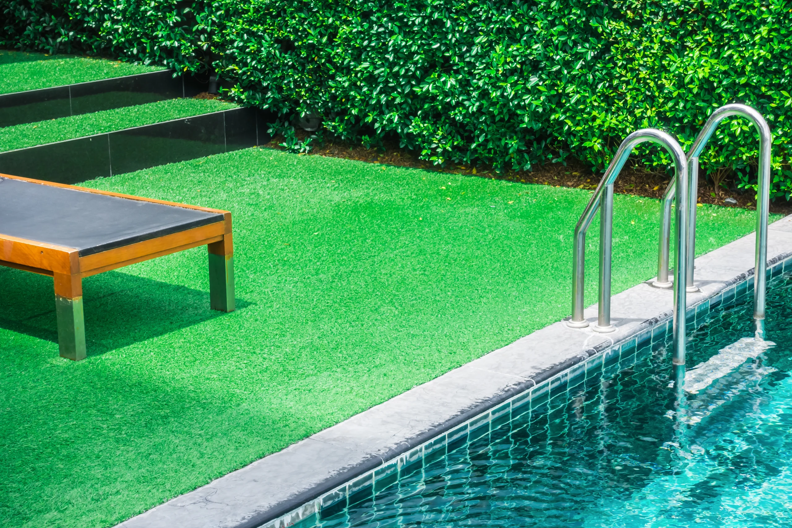 Gespa artificial a la piscina